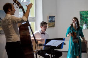 Trio bei Live Auftritt bei Vernissage