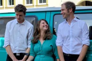 Trio-Foto vor VW-Bus