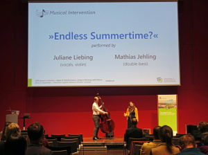 Jule und Mathias spielen Summertime im großen Saal des Hygienemuseums