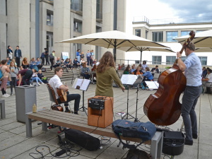 Trio spielt im Hof des Hygienemuseums